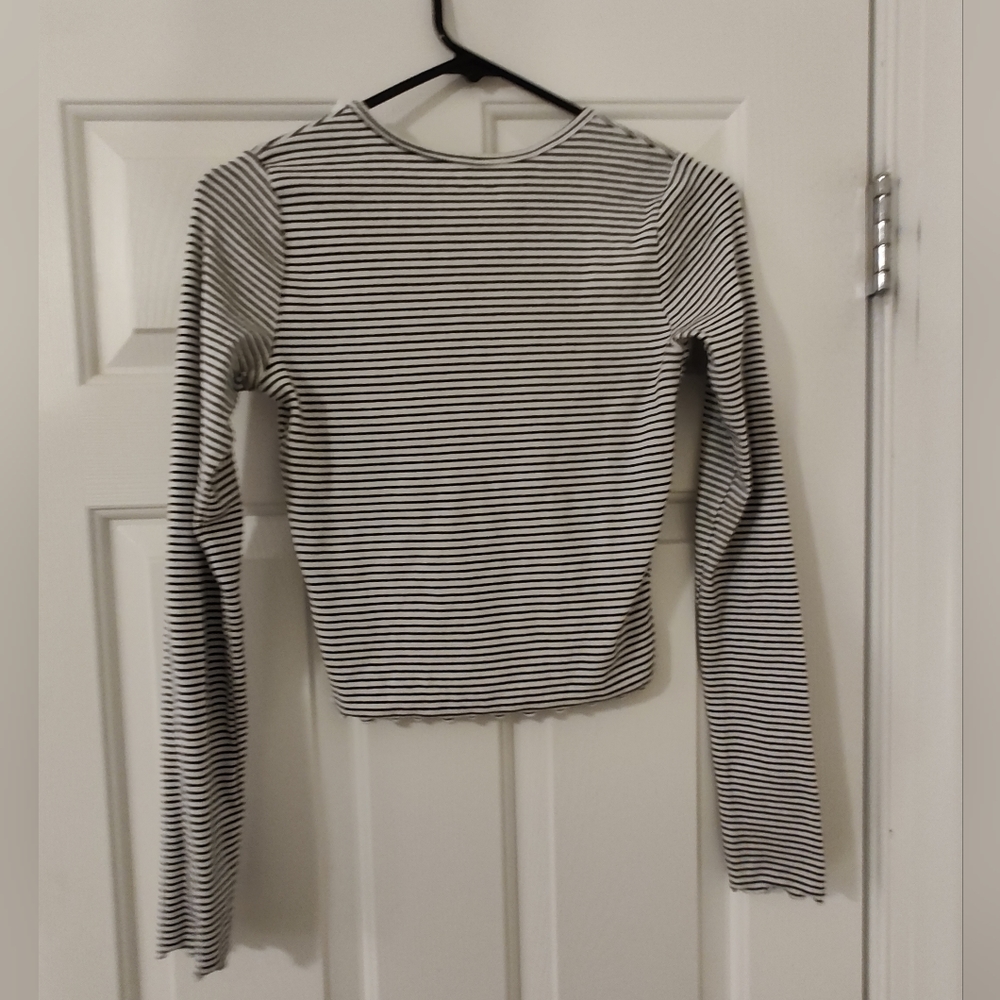 Hollister black and white striped crop top with a butterfly, women's size medium - Picture 2 of 5